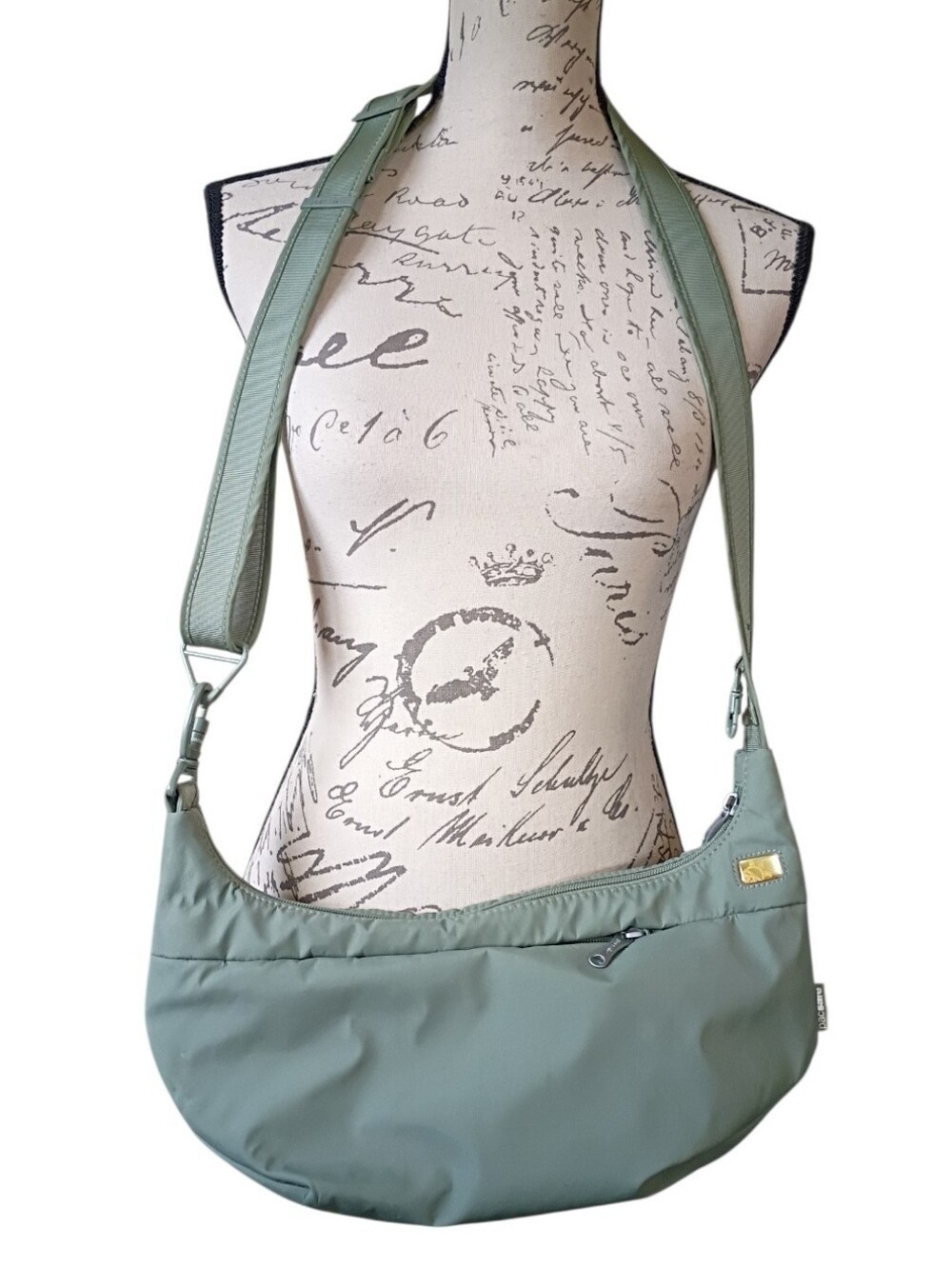 Pacsafe Slingsafe 250 GII Anti-theft SlingBag RFID Sporty Water Resistant Travel